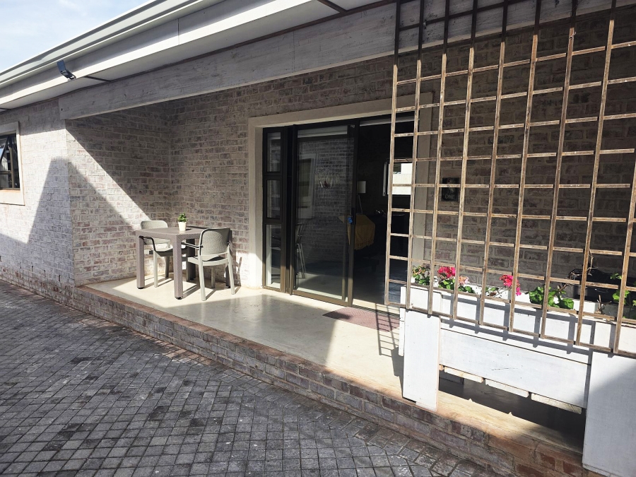 5 Bedroom Property for Sale in Middedorp Western Cape